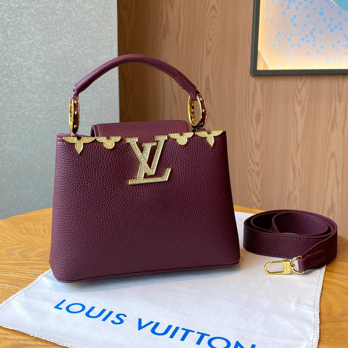 LV

Best quality 
with box

125 dhs🇦🇪♥️

size 22CM

Zain290
♥️♥️♥️