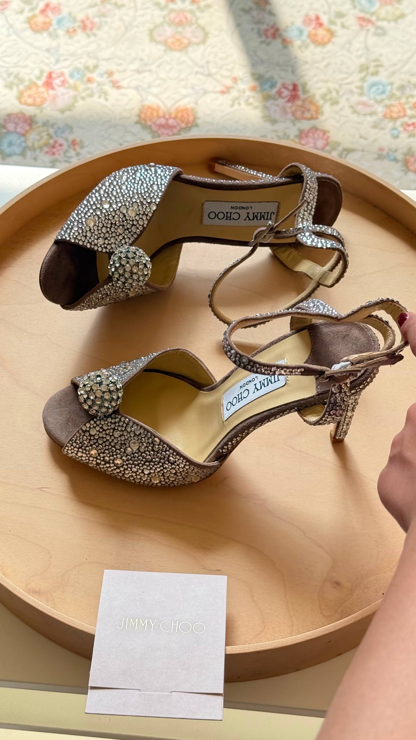 JIMMY CHOO
Master quality 
Size: 36 to 41
450 dhs✅

Zain318
♥️♥️♥️