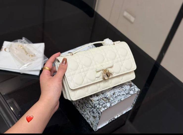 DIOR
My Dior Mini Bag
Master quality
21cm 

with box
🎁🎁🎁

280 dhs✅

Zain95
♥️♥️♥️