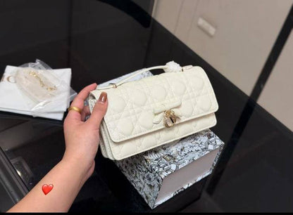 DIOR
My Dior Mini Bag
Master quality
21cm 

with box
🎁🎁🎁

280 dhs✅

Zain95
♥️♥️♥️