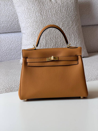 Hermes
kelly 25 cm💥Master quality ✅with box📦
440 dhs✅

Zain52
♥️♥️♥️