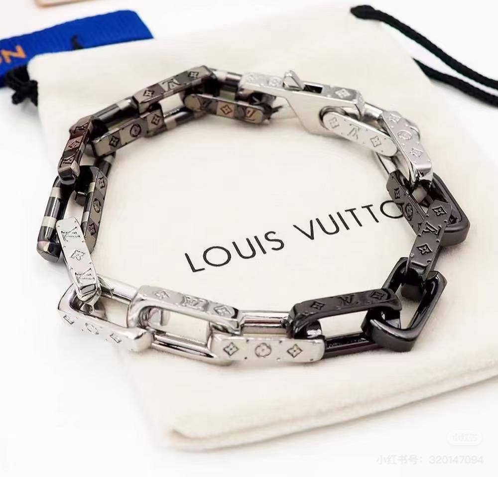 LV 
Master Bracelet 
90 dhs🪙🌨️

Zain32
♥️♥️♥️
