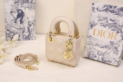Dior

withbox 
🎁🎁🎁

100 dhs✅

Zain143
♥️♥️♥️