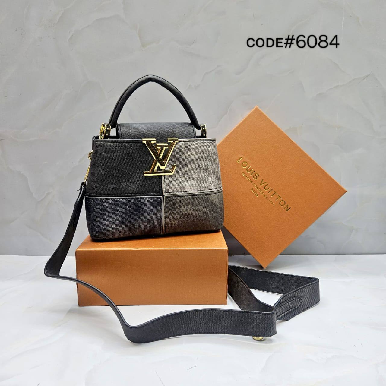 LV
ᴄᴀᴘᴜᴄᴄɪɴᴇ ᴛᴏᴘ ʜᴀɴᴅ ʙᴀɢ
ᴡɪᴛʜ ʟᴏɴɢ ʙᴇʟᴛ sᴛʀᴀᴘ
ɢᴏʟᴅ ʜᴀʀᴅᴡᴀʀᴇ
sɪᴢᴇ : 20 cm
ᴡɪᴛʜ BOX
🎁🎁🎁

70 dhs🪙💕

Zain31
♥️♥️♥️