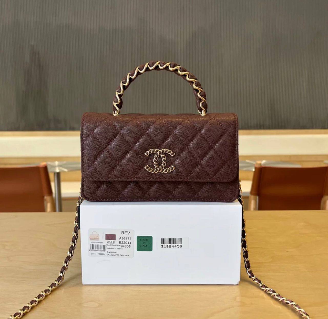 Chanel
100 dhs✅
size：22cm
good-quality 

with box🎁🎁🎁

Zain35
Zain26
♥️♥️♥️