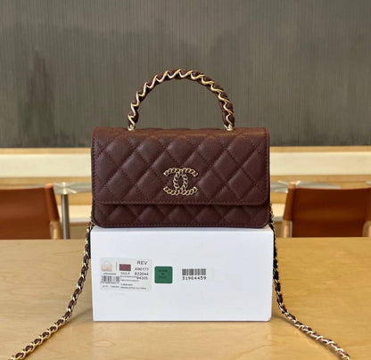 Chanel
100 dhs✅
size：22cm
good-quality 

with box🎁🎁🎁

Zain35
Zain26
♥️♥️♥️