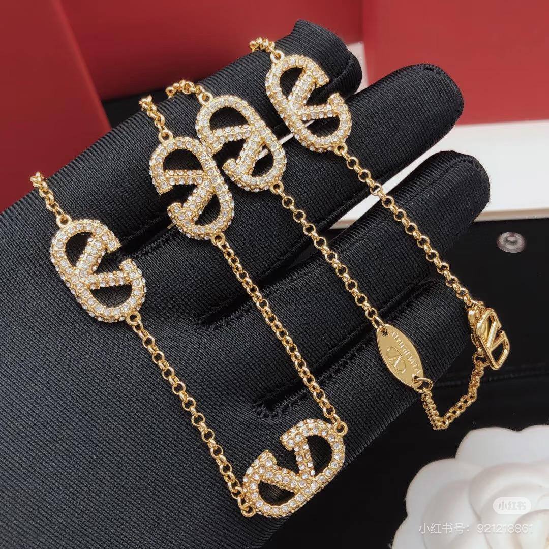 Valentino set* 🌷
Necklace 
Bracelet 
Earrings 
*Master Quality* 💕

150 dhs🪙💚 NORMAL BOX 📦
🎁🎁🎁

Zain48
♥️♥️♥️