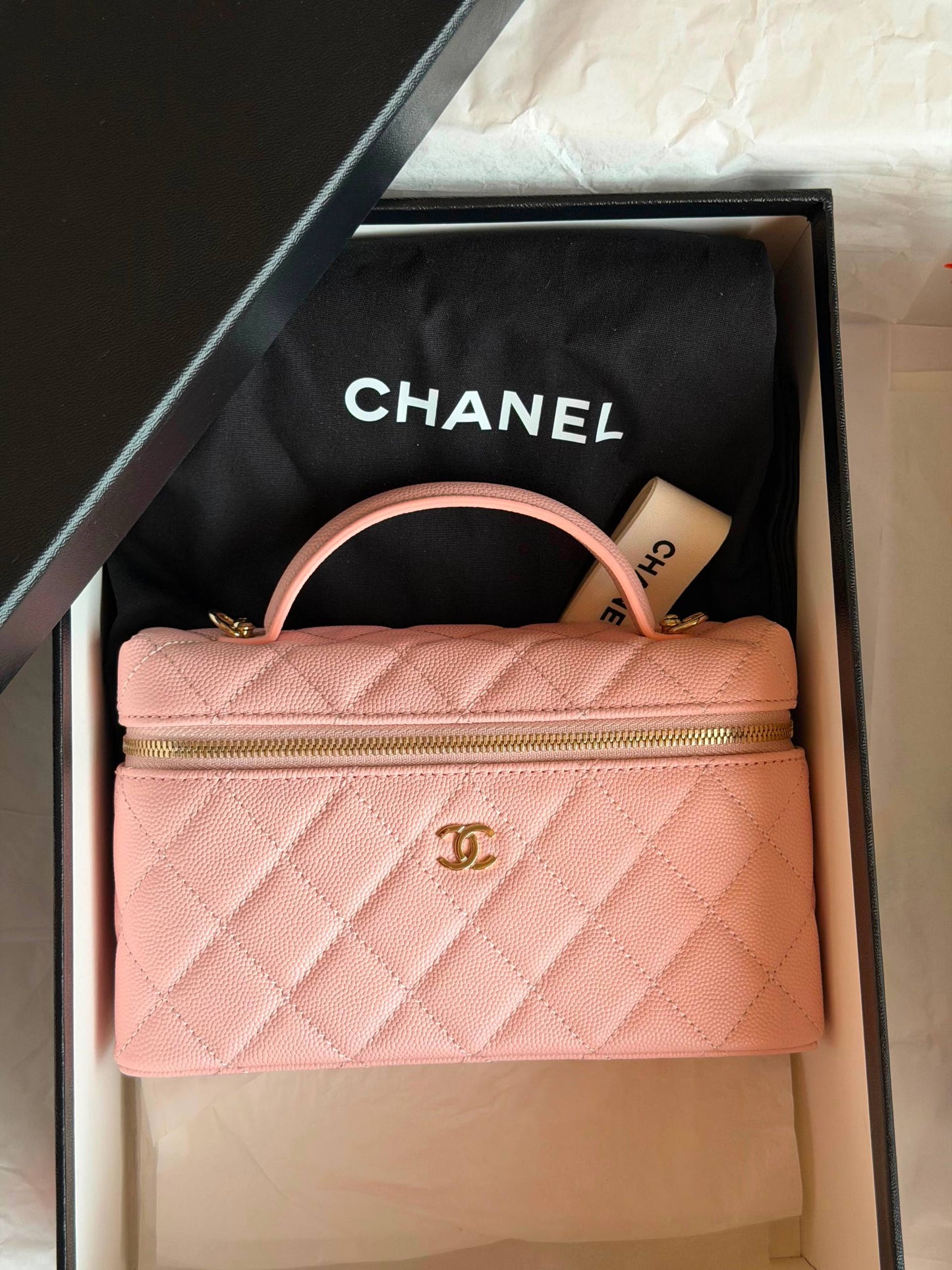 CHANEL
𝐕𝐚𝐧𝐢𝐭𝐲 𝐁𝐚𝐠 𝐖𝐢𝐭𝐡 𝐂𝐡𝐚𝐢𝐧 
950 dhs✅
Full Packge Super Master

ETAG4
♥️♥️♥️