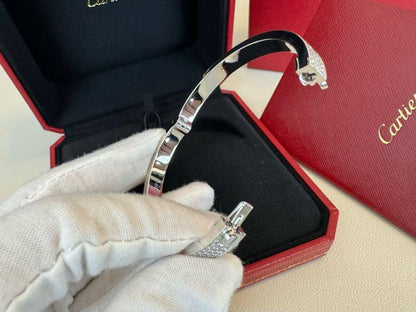 Cartier ❤️‍🔥*
Bangle ✨
Medium size 
Master quality 💯
With normal boxes 🗃️ 
100 dhs✅
With master box 📦 
140 dhs✅

Zain216
♥️♥️♥️