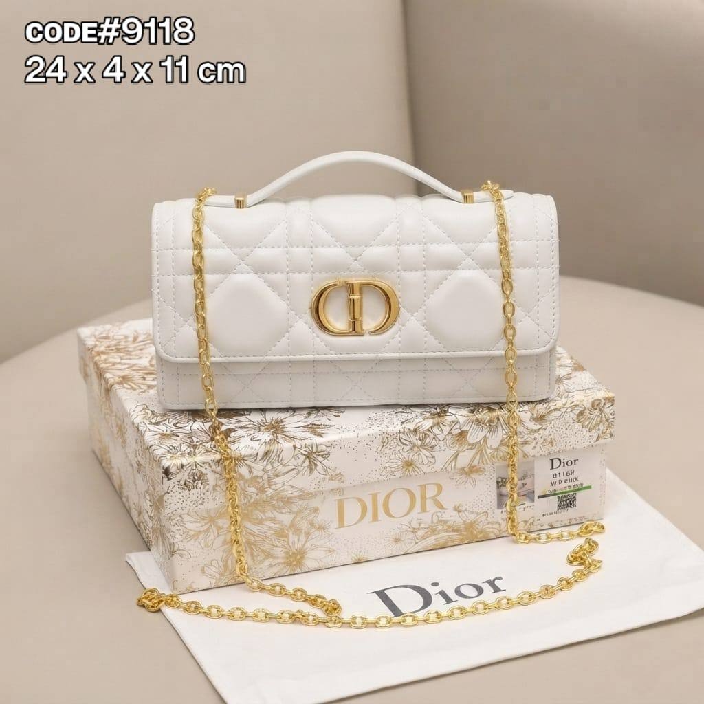 Dior
ᴄᴀʀᴏ ᴅɪᴏʀ ғʟᴀᴘ ᴄʟᴜᴛᴄʜ
ɪɴ ᴛᴏᴘ ʜᴀɴᴅʟᴇ ʙᴀɢ
ʜᴀs ʟᴏɴɢ ɢᴏʟᴅ ᴄʜᴀɪɴ  sᴛʀᴀᴘ
ɪɴ ᴛᴡɪsᴛ ʟᴏɢᴏ ʟᴏᴄᴋ 
sɪᴢᴇ: 24 cm
ᴡɪᴛʜ BOX

75 dhs🇦🇪🇦🇪

Zain31
♥️♥️♥️