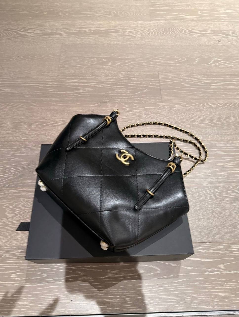 Chanel
90 dhs✅
Good-quality 
Size：28CM

Zain35
♥️♥️♥️