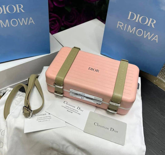 RIMOWA


300 dhs🪙🌨️

#with box🩷💁‍♂️
🎁🎁🎁

Zain228
♥️♥️♥️