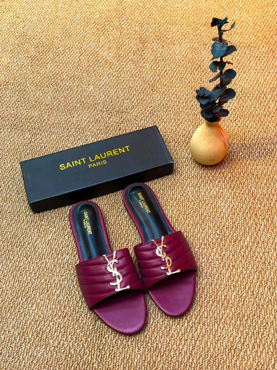 Slippers
75 dhs✅
Size 36-41

Zain236
♥️♥️♥️