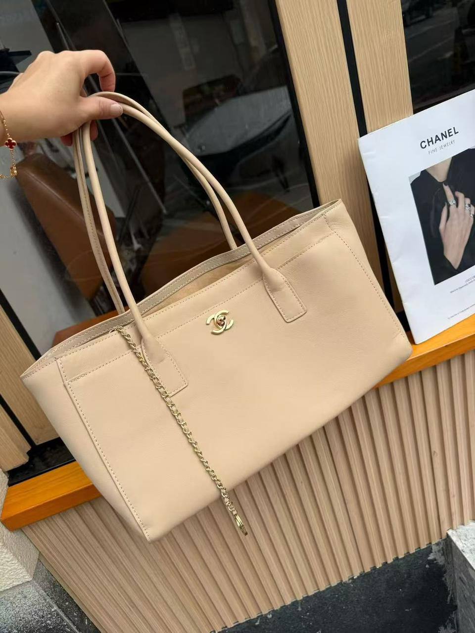 Chanel
Master🌺🌺
310 dhs💛

Zain153
♥️♥️♥️