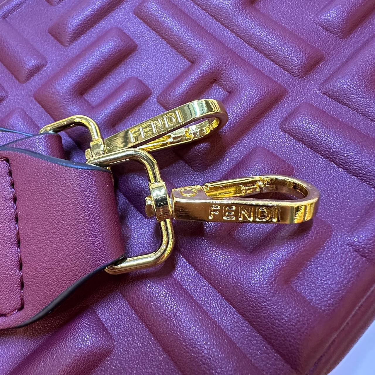 FENDI
 GOOD QUALITY 
WITH BOX
🎁🎁🎁

110 dhs✅
SIZE: 26cm

Zain39
♥️♥️♥️