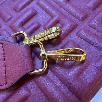 FENDI
 GOOD QUALITY 
WITH BOX
🎁🎁🎁

110 dhs✅
SIZE: 26cm

Zain39
♥️♥️♥️