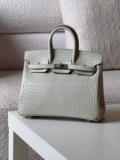 Hermes birkin croc 25cm💕master quality😍


with box❤️
🎁🎁🎁

780 dhs🪙🌨️

Zain52
♥️♥️♥️