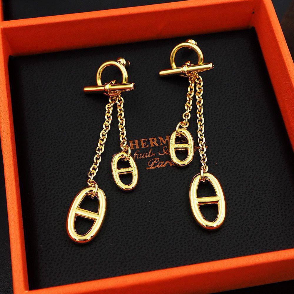 Hermes ❤️‍🔥*
Earring 🐦‍🔥
Master quality 💯
With normal boxes 🗃️ 
55 dhs👑
With master box 📦 
70 dhs👑

Zain216
♥️♥️♥️