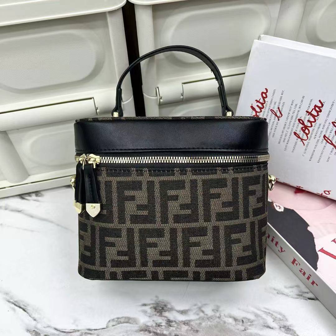 Fendi
65 dhs✅

Zain232
♥️♥️♥️