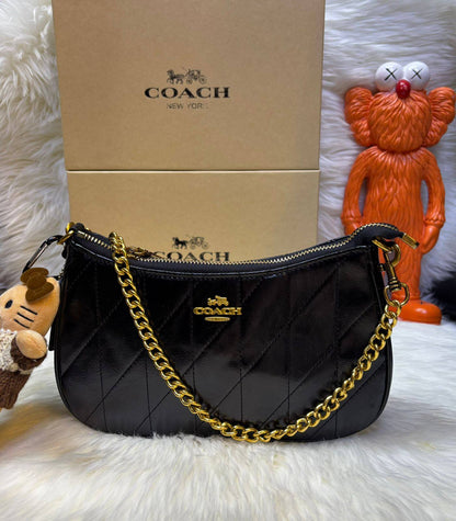Coach
good quality, comes 
with box, 
🎁🎁🎁

size... 25 * 14 cm
90 dhs❣️

Zain12
♥️♥️♥️