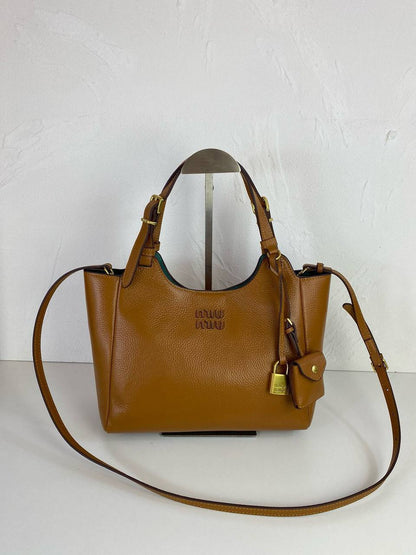 Miu Miu
Master
320 dhs🇦🇪

Zain228
♥️♥️♥️