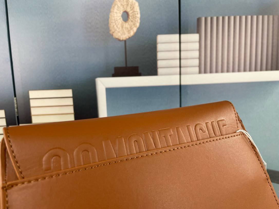 DIOR MASTER QUALITY SPECIAL OFFER WITH BOX 
190 dhs🇦🇪🇦🇪
……(leather)

Zain295
♥️♥️♥️