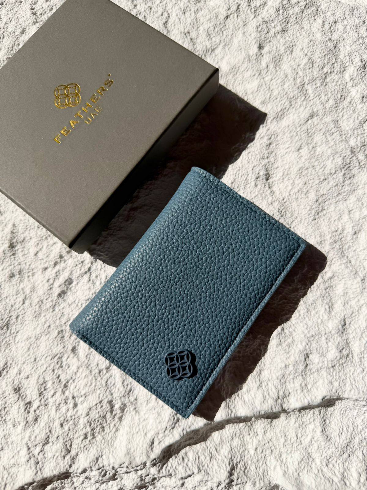 Feathers
Wallet 
60 dhs❣️

Zain33
♥️♥️♥️