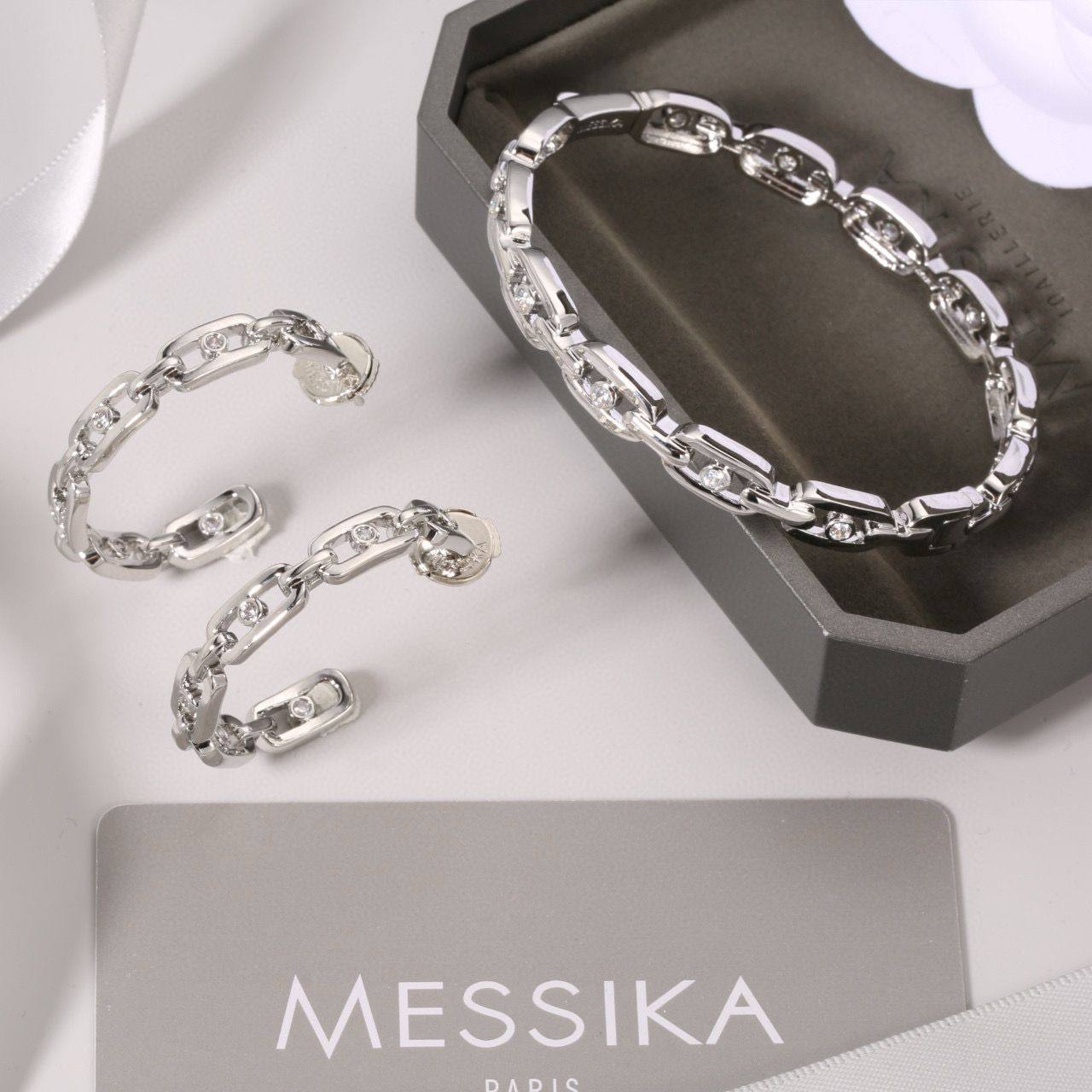 MESSIKA 
BANGLE EARRING
SET 115 DHS✅✨💫

WITH BOX AND PAPER BAG🛍️🎁

Zain89
♥️♥️♥️