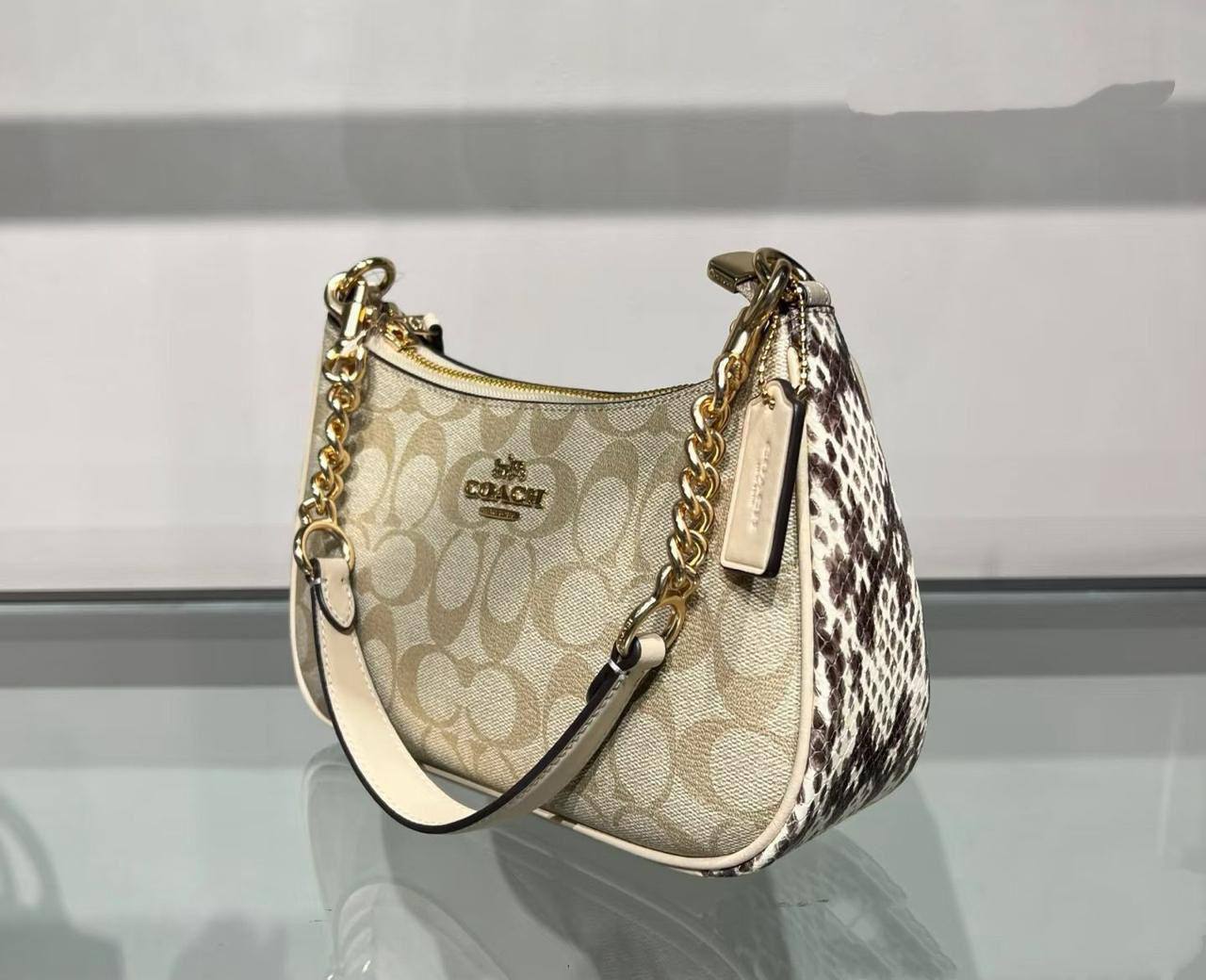 🍒 Coach Teri 
1️⃣ First quality +🎁
Size : 24 * 15 * 7 cm
85 dhs✅
with 🍒box 🎁

Zain115
♥️♥️♥️