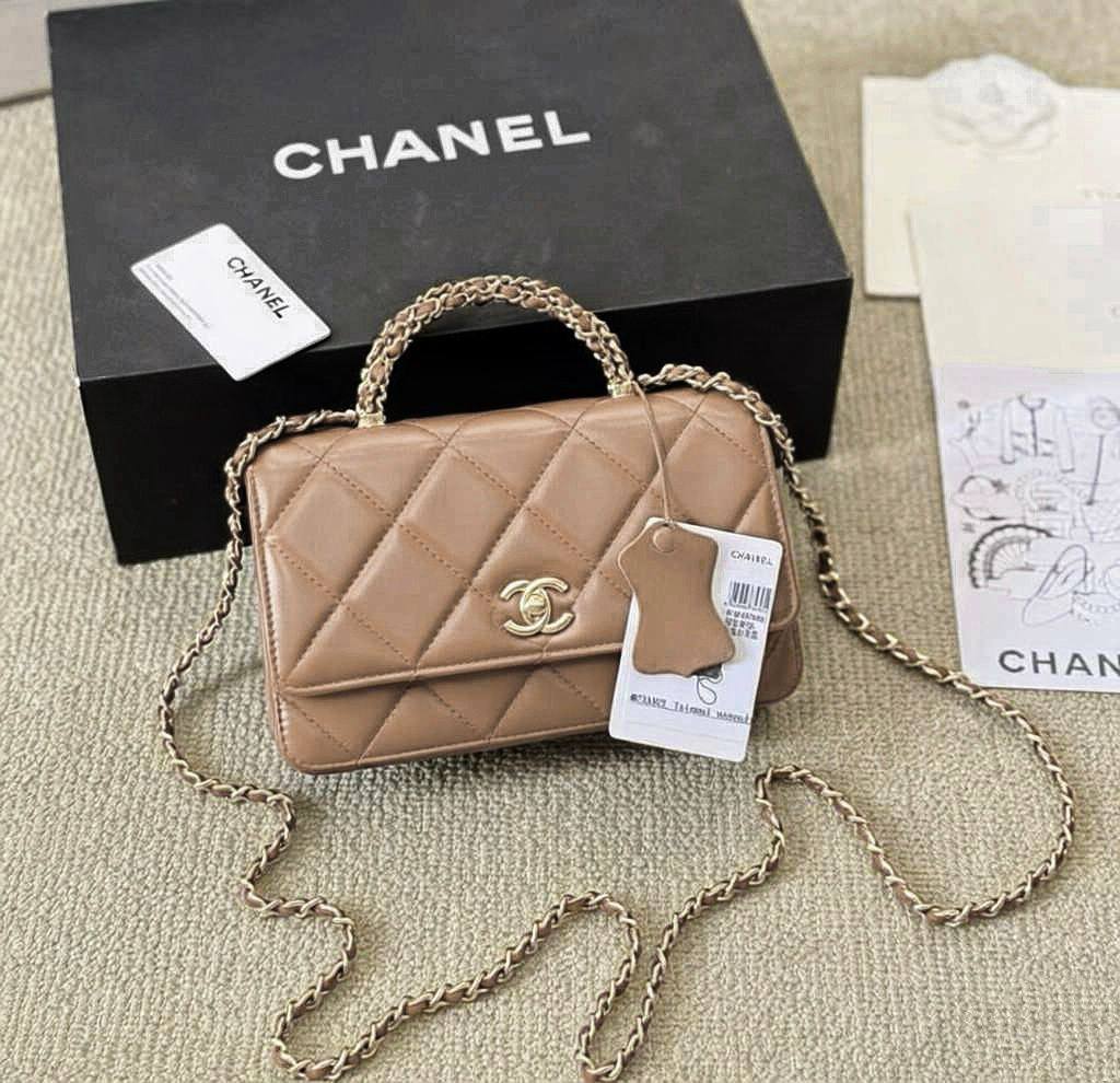 CHANEL

 NEW CAME GOOD QUALITY 
WITH BOX 
🎁🎁🎁

100 dhs🌺

Zain39
♥️♥️♥️