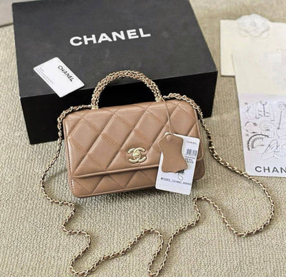 CHANEL

 NEW CAME GOOD QUALITY 
WITH BOX 
🎁🎁🎁

100 dhs🌺

Zain39
♥️♥️♥️