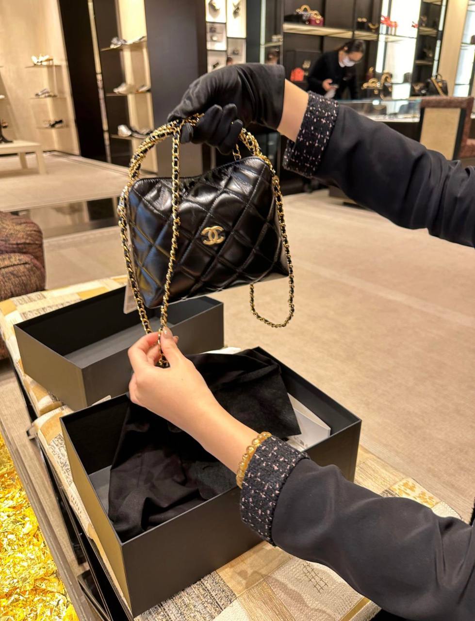 Chanel

95 dhs✅

with box
🎁🎁🎁

Zain35
♥️♥️♥️