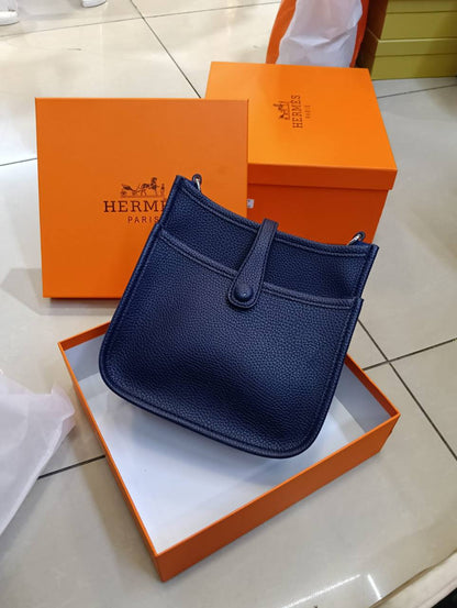 Hermes

90 dhs✅

with box
🎁🎁🎁

size 23cm

Zain26
♥️♥️♥️
