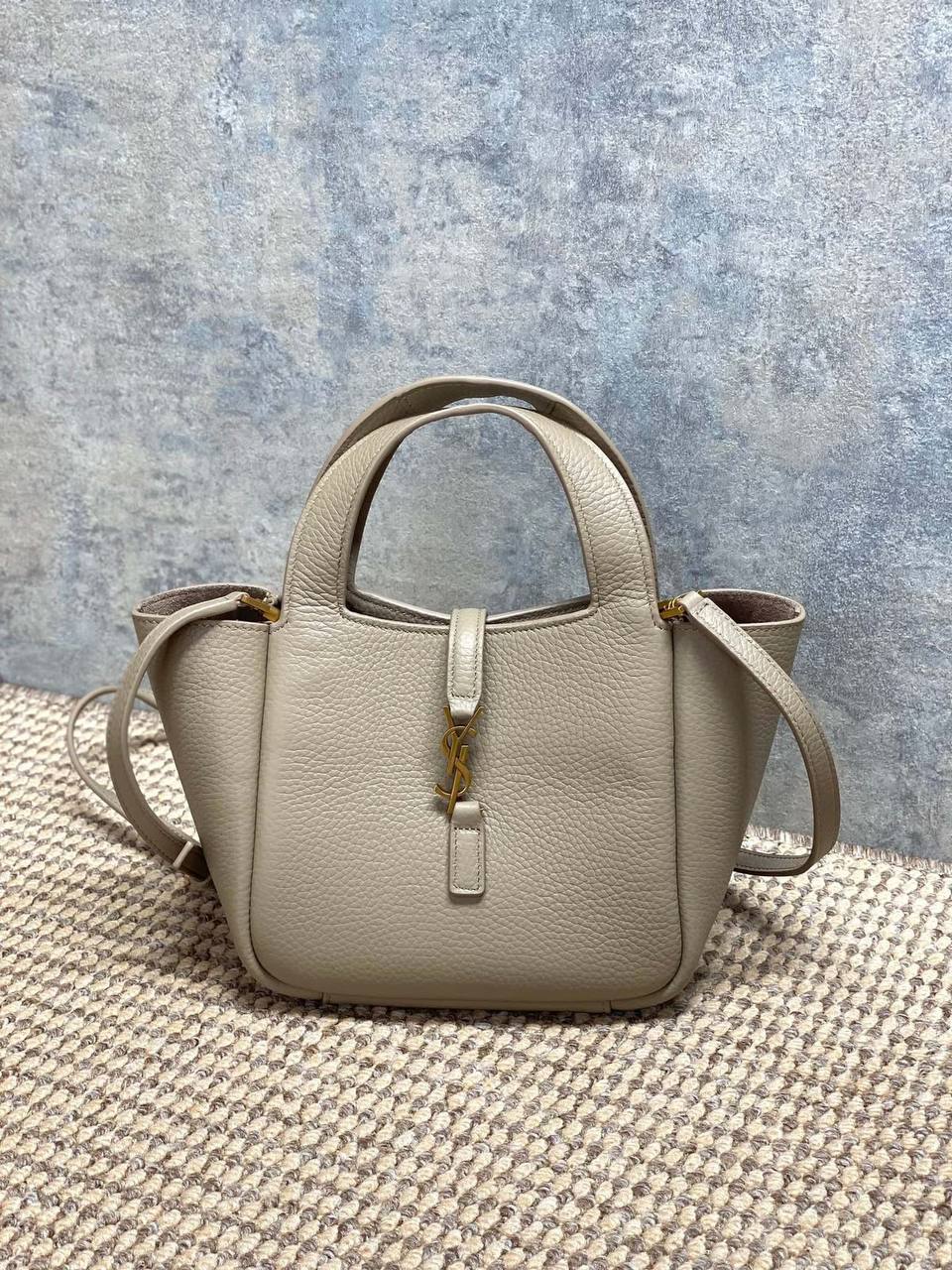 YSL Le 5 Á 
Baby Bea tote bag✅*
*Size 18 cm*
For Price 👇 WhatsApp✅
0568585901 
0507557372
0552275751 Owner Zain 👌

Zain274
♥️♥️♥️