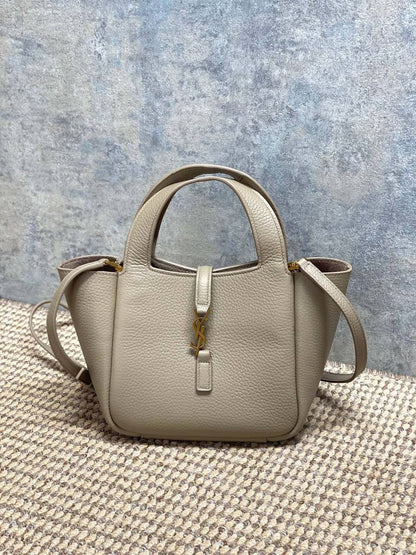 YSL Le 5 Á 
Baby Bea tote bag✅*
*Size 18 cm*
For Price 👇 WhatsApp✅
0568585901 
0507557372
0552275751 Owner Zain 👌

Zain274
♥️♥️♥️
