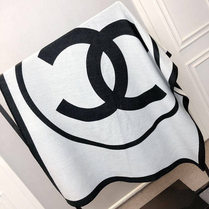 New collection 
Master 
Throw blanket in Merinos wool and cashmere (90%
rinos wool, 10% cashmere)
Size 135*170
👉🏽Blanket 
150 dhs✅

👉🏽Pillows with feeling
90 dhs✅

Zain99
♥️♥️♥️
