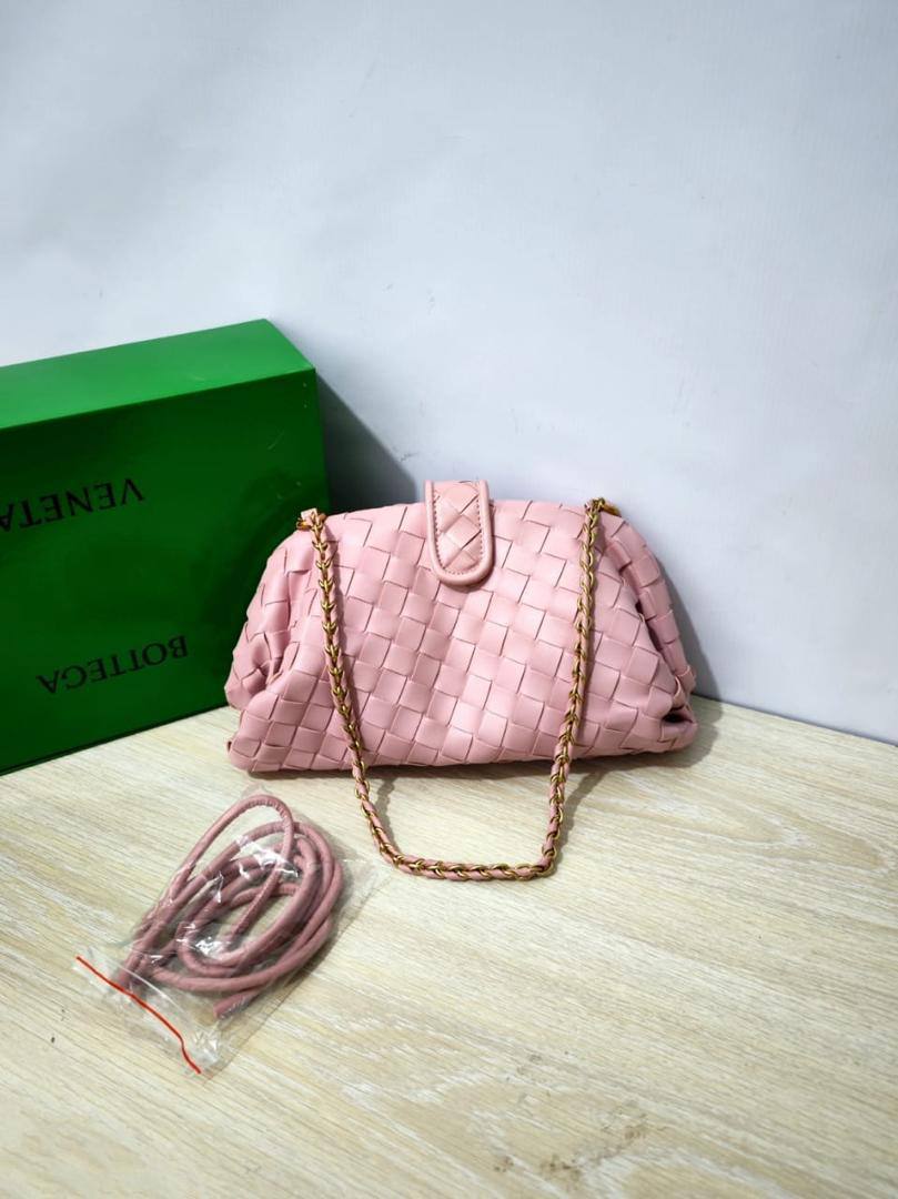 Bottega

100 dhs

with box
size 24cm

Zain26
