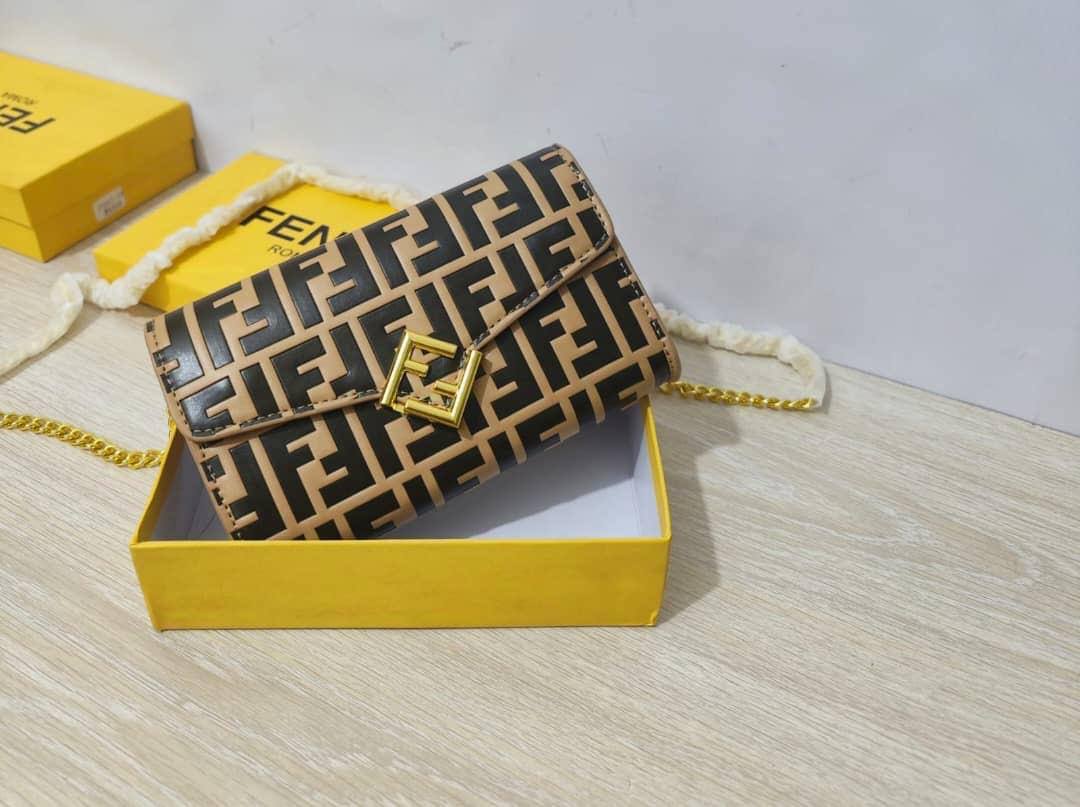 Fendi
90 dhs🪙💕

high quality 
With box  
🎁🎁🎁

21cm

Zain26
♥️♥️♥️