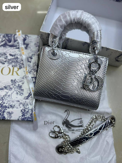 💎 Lady Dior 
Super quality +🎁
Logo with diamond💎
Size : 18 * 14 * 7 cm
125 dhs🪙🌨️

with box 🎁

Zain115
♥️♥️♥️