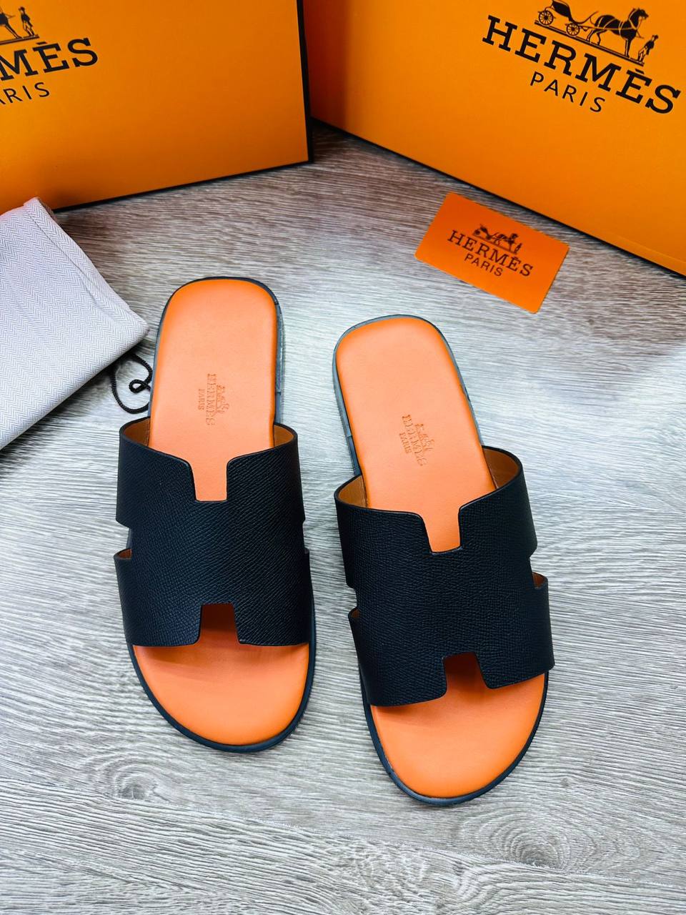 Hermes
High quality 
size 40-46 
130 dhs🪙🖤

Zain57
♥️♥️
