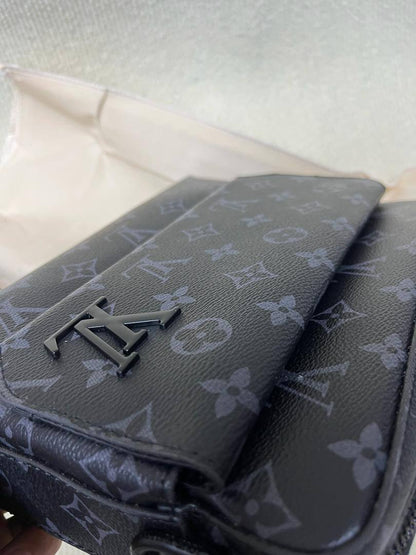 LV
85 dhs✅
size 23✘18✘6 cm

Zain42
♥️♥️♥️