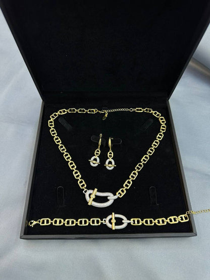 SET ❤️‍🔥*
Necklace 🐦‍🔥
Earring🌸
Bracelet ✨
Ring 💍 
good quality 💯
With normal boxes 🗃️ 
And paper bag 🛍️
55 dhs✅

Zain216
♥️♥️♥️