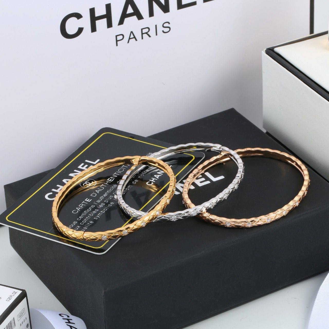 CHANEL ❤️‍🔥*
With stone 
Bangle ✨
Master quality 💯
With normal boxes 🗃️ 
55 dhs✅
With master box 📦 
85 dhs✅

Zain216
♥️♥️♥️