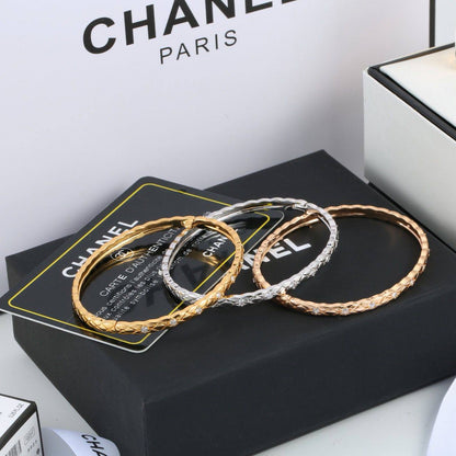 CHANEL ❤️‍🔥*
With stone 
Bangle ✨
Master quality 💯
With normal boxes 🗃️ 
55 dhs✅
With master box 📦 
85 dhs✅

Zain216
♥️♥️♥️