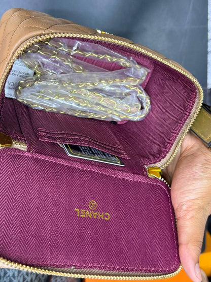 Chanel makeup
Good quality 
Size 17cm
100 dhs✅
With box 📦

Zain70
♥️♥️♥️
