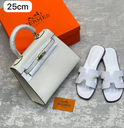 LV 
Best quality 

with box’s 
🎁🎁🎁

120 dhs✅
size 20 cm

Zain290
♥️♥️♥️
