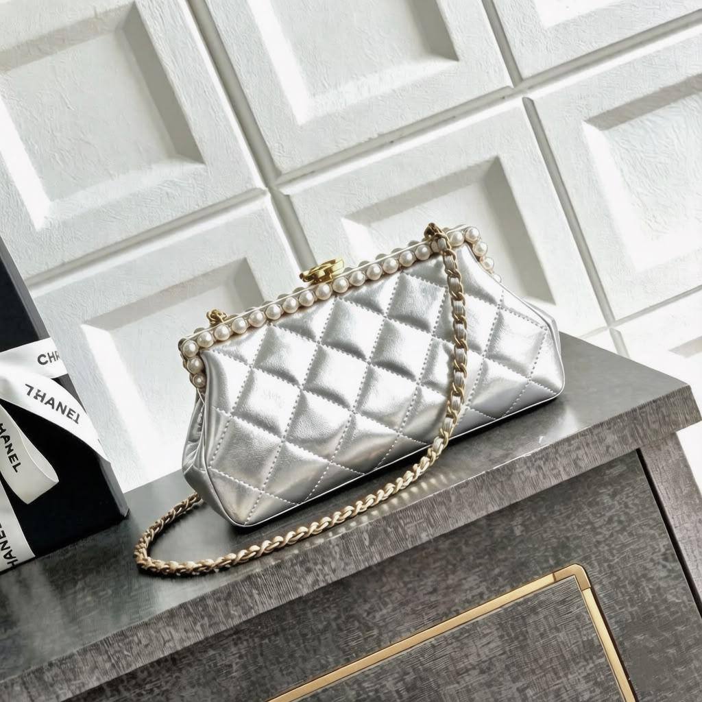CHANEL 

COPY ONE 

NEW RESTOCK 

WITH BOX 

110dhs🇦🇪
Zain17
♥️♥️♥️