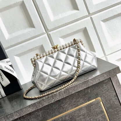 CHANEL 

COPY ONE 

NEW RESTOCK 

WITH BOX 

110dhs🇦🇪
Zain17
♥️♥️♥️