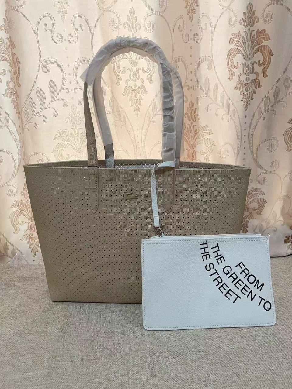 🌟 LACOSTE 🐊 2 in 1
✌🏻Double-sided usable bag
1⃣️First quality 
Size: 47 * 29 cm
85 dhs✅

Zain115
♥️♥️♥️