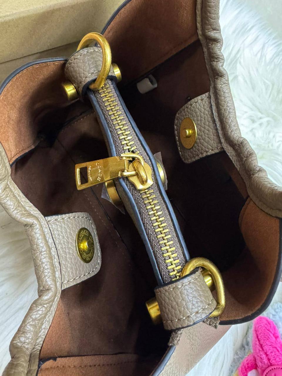 ❤️ Coach Lana
1⃣️ First quality +🎁
Size: 23 *16 cm
90 dhs🪙🌨️
with box🎁

Zain115
♥️♥️♥️